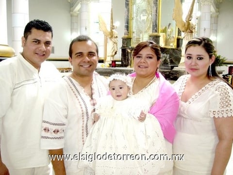 28032010 La festejada junto a sus papás Édgar Jesús Castro Fernández y María Guadalupe Holguín Hernández y sus padrinos Brandy A. Quezada Castro y Mayra Ramírez Holguín Hernández.