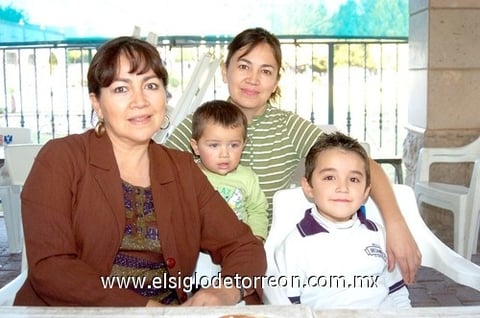 28032010 Brenda Bibiana de Ochoa, José Omar y Juan Pablo Ochoa Delgado, y Lupita Talavera. EL SIGLO DE TORREÓN/JESÚS HERNÁNDEZ