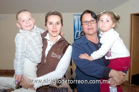 28032010 Mauricio, Camila, Rosy y Melina Reyes.