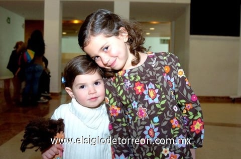 28032010 Pequeños asistentes. Paulina y Miranda.