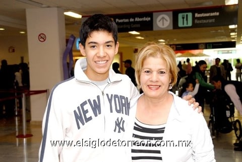 30032010 México. Felipe Núñez y Ana María Acuña momentos antes de abordar su avión.