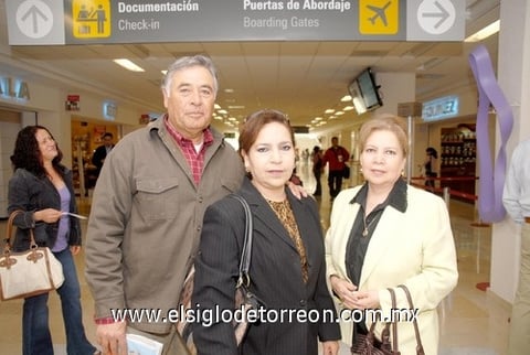 30032010 Mexicali. Manuel Ayala despidió a Isela Ramírez de Ayala y María Hortensia de Dávila.
