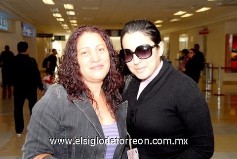 30032010 Vallarta. Yadira Isela de la Mora despidió a Rosaura Dueñes Aguilera quien viajó por vacaciones.