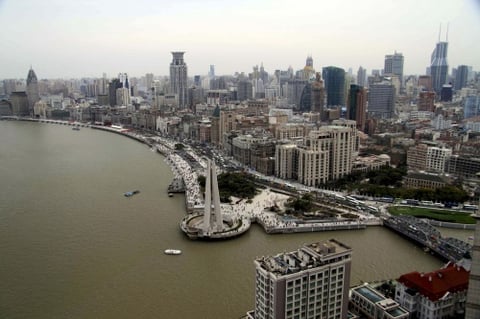Panorama del Bund, el malecón fluvial que constituye el mayor atractivo turístico de Shanghai, y que, tras casi tres años cerrado al público para ser reformado y enterrar hasta seis carriles de tráfico.