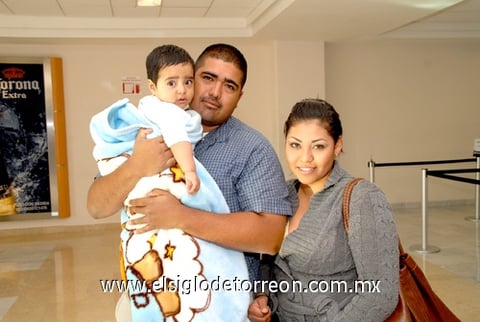 31032010 México. José y Samuel Flores, y Areli Espinoza se fueron de vacaciones.