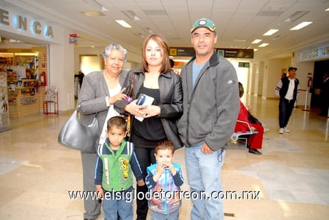 31032010 Baja California. Blanca y sus hijos Germán y Norma fueron despedidos por Velina y Gerardo Iriarte.