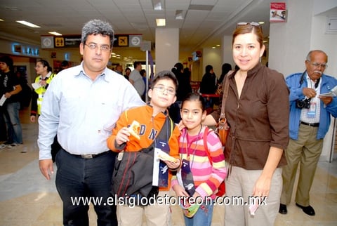 31032010 Vacaciones. A Disneylandia viajaron Alex y Ana Cris Yassín Berumen y fueron despedidos por sus papás, Alejandro y Rocío.