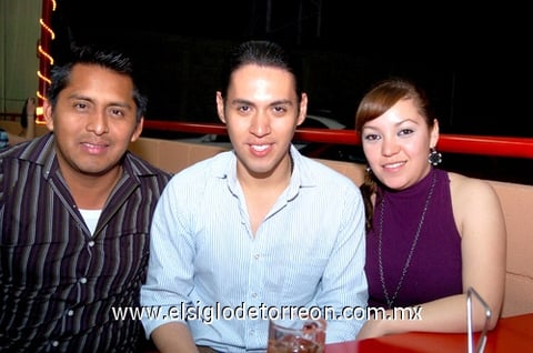 01042010 Norma, Víctor y Jenny. EL SIGLO DE TORREÓN/JESÚS HERNÁNDEZ