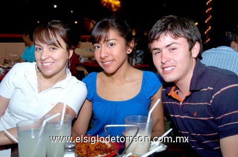 01042010 Edith Gallegos, Mónica Orona y Érik Balmontes.