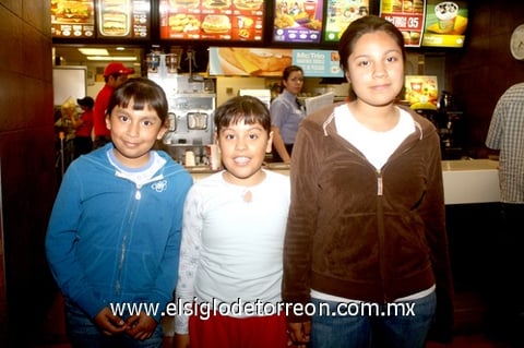 01042010 Karen González, Anel González y Alex Tijerina. EL SIGLO DE TORREÓN/JAIME DE LARA