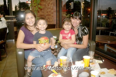 01042010 Karla, Alejandro y Camila Mata, y Talía de Moreno.