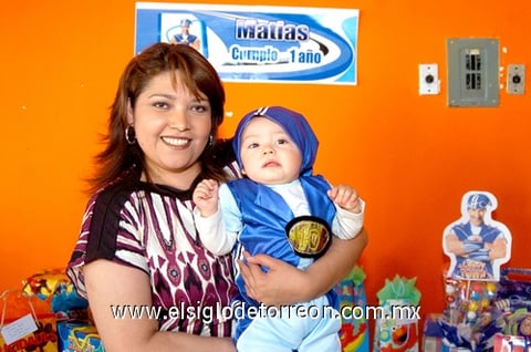 01042010 Matías Azpiazu Serrano junto a su mamá, Silvia Serrano de Azpiazu, en su fiesta de primer cumpleaños.