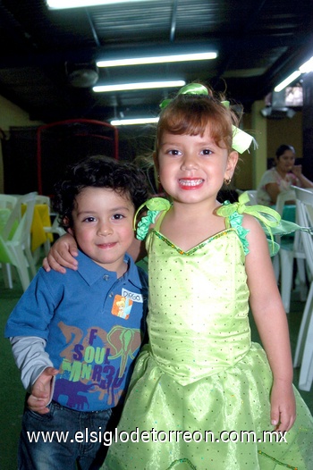 01042010 Diego Chávez Martínez felicitó a su primita Fátima Luévano Arias quien cumplió cuatro años de edad.