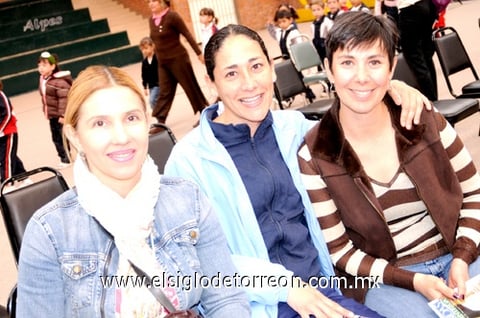 01042010 Valeria, Mónica y Paty.