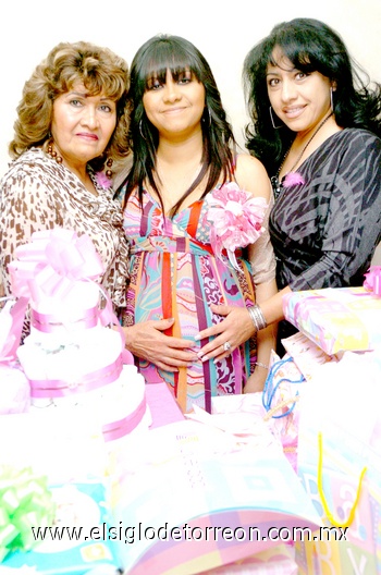 01042010 Nayeli Mata Beltrán en su fiesta de canastilla acompañada de su abuelita Irma Guzmán de Mata y su tía Cony Mata de Riesco.