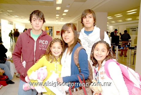 01042010 Cancún. Michel, Jessy, Aram, Hazel y Axel.