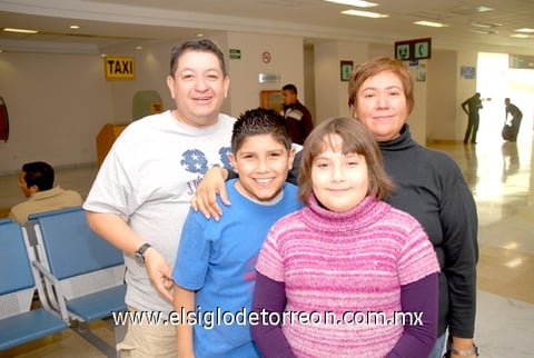 01042010 España. Paco y Fer despidieron a Raquel Loera y Ana Yaz Chavarría.