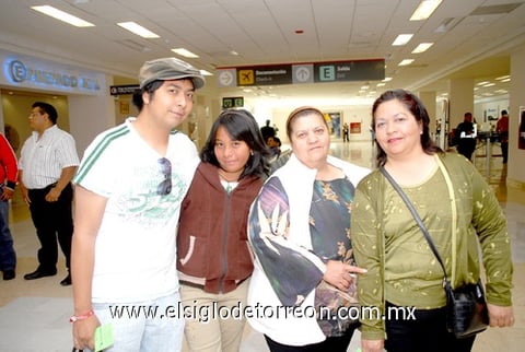 01042010 California. Eduardo García, Mary Carmen y Juana Hernández recibieron a María Hernández.