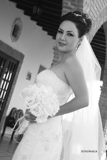 Srita. Rocío del Socorro Saldaña Verduzco, el día de su boda con el Sr. Eugenio Arturo Guerrero Vargas.

Estudio Susunaga