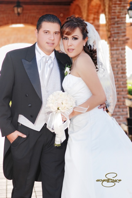 L.A.E. Wendy Vanessa Carrillo Barraza y el C.P. José Antonio Villarreal Rangel contrajeron  matrimonio el sábado 13 de marzo de 2010, en la parroquia del Centro Saulo. Ellos son hijos de los Sres. Emilio Carrillo Llamas (f) y María de los Ángeles Barraza Soto; Ladislao Villarreal Morales y María del Refugio Rangel Martínez.

Aldaba & Diane Fotografía