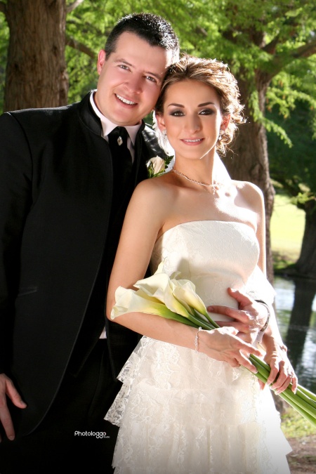 Srita. Perla Violeta Jáuregui Castillo y Sr. Antonio Balbín Cabelaris contrajeron matrimonio en la parroquia de La Sagrada Familia el sábado 13 de marzo de 2010. Ellos son hijos de los señores Carlos N. Jáuregui Díaz y Esperanza Castillo de Jáuregui (f); Fernando Balbín Parra y María Antonieta Cabelaris de Parra.- 

 Estudio Photologgo