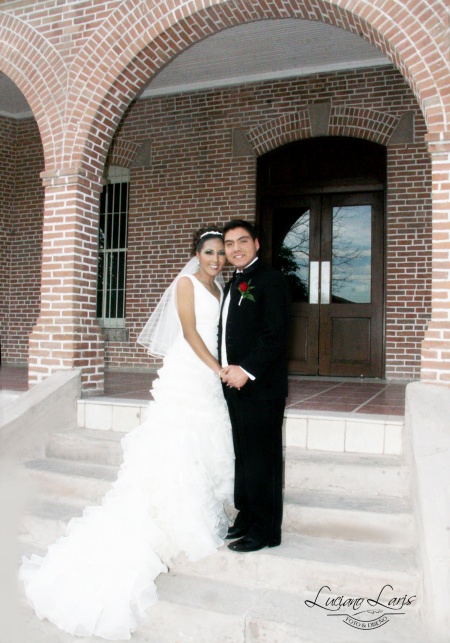 Srita. Karla María E. Alba Escudero y Sr. Julio César Meléndez Contreras unieron sus vidas en sagrado matrimonio en La Inmaculada Concepción. Ellos son hijos de los Sres. Carlos G. Alba Patiño y Laura C. de Alba; Julio Meléndez Amézquita y María del Rosario Contreras González.

Estudio Luciano Laris 