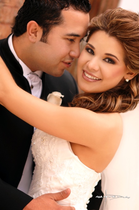 Srita. Liliana Lizeth Huerta de la Peña y Sr. Ramón Enríquez García contrajeron matrimonio en la parroquia de San Pedro Apóstol. Ellos son hijos de los señores Arturo Vidal Huerta Magallanes y María de los Ángeles de la Peña Gutiérrez; Francisco Enríquez Ramírez (f) y Yolanda García Torres.

Maqueda Fotografía