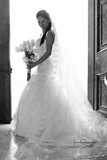 Lic. Edith González Reyes lució radiante el día de su boda con el Lic. Eduardo Asael Guerrero Guillén.

Estudio Laura Grageda