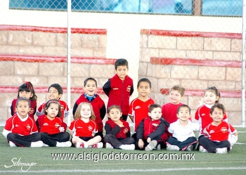 03042010 Omar acompañado por sus amigos del kinder.