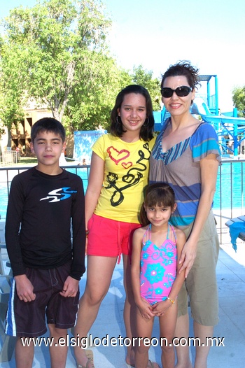05042010 Timoteo y Silvana Barba, Isabel y Gabriela Castillo.