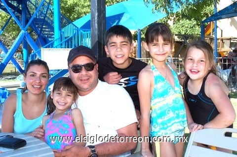 05042010 Lorena, Frida, Javier, Timo, Silvana y Julieta.   EL SIGLO DE TORREÓN / JESÚS HERNÁNDEZ