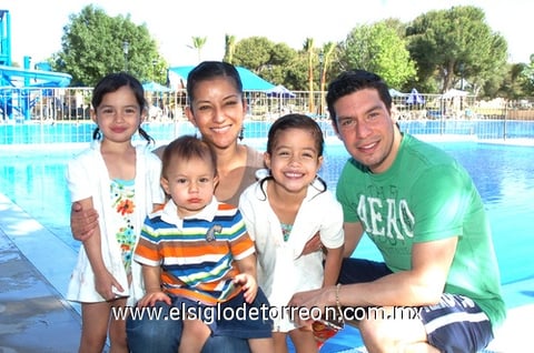 05042010 En familia. Martha Ávalos, María Sofía, Salim Jr., Marthita y Salim Fahur.