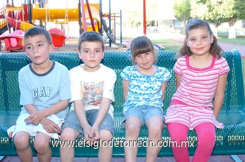 02042010 Patricio, José Ernesto, Regina y Marifer.