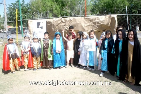 02042010 ¡Hermosos! Niños de preescolar vivieron lo que fue un Vía Crucis viviente, sus papás los acompañaron en esta fecha tan especial.
