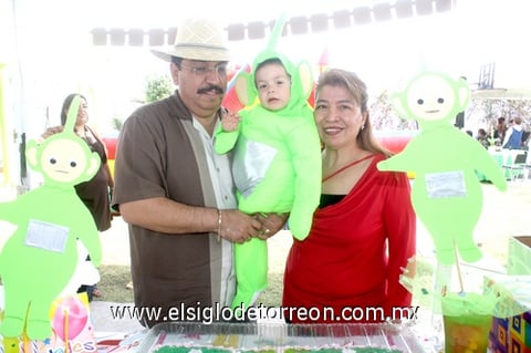 03042010 Gerardo Obed Acosta Gutiérrez en compañía de sus abuelitos, el día de su festejo de segundo año de vida.