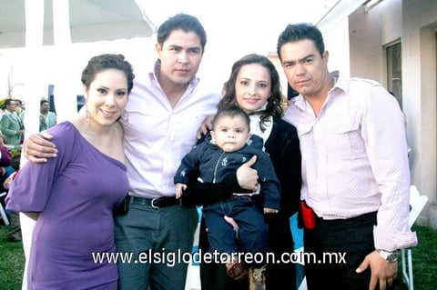 03042010 Emiliano Ríos Posada junto a sus papás Carol Posada de Ríos y Jorge Ríos Santelices; y sus padrinos Gloria González de Ríos y Vicente Ríos Santelices.