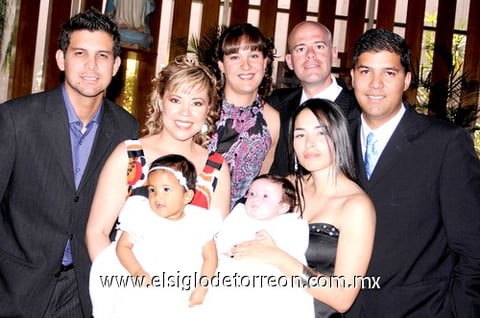 04042010 Las pequeñas junto a sus padres y padrinos: Eder Villegas, Dulce Silva, Nidia Villegas, Gabriel Arcos, Cibelle Guerrero y Alejandro Villegas.