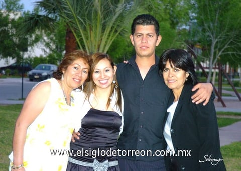02042010 Mónica y Fernando junto a las organizadoras de la despedida bíblica. Patricia Orihuela y Agustina Zámago.