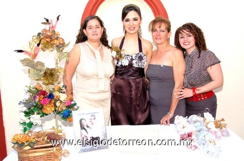 02042010 Nancy acompañada por Nubia Meraz, María Isela Ramírez Luévanos y Lenika Meraz.