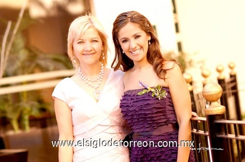 03042010 Cristina junto a su mamá, María Lourdes Iturriaga.