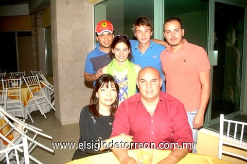 05042010 En convivencia. Ricardo, Lucía, Mario, José Carlos, Lucía y Edy.   EL SIGLO DE TORREÓN /  JAIME DE LARA