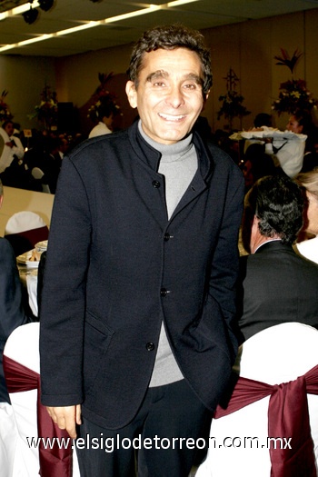 02042010 El diseñador español Adolfo Domínguez se caracteriza por su estilo urbano, funcional, casual y muy cómodo; utiliza tejidos sueltos y naturales. En los años 80 se hizo famoso, entre otras cosas, por su lema 'La arruga es bella'.