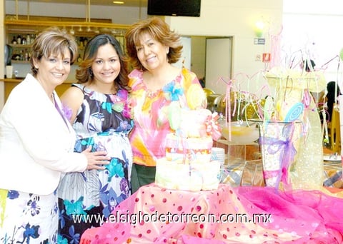 04042010 Gaby acompañada por las organizadoras de su fiesta de canastilla: Cristina Mora de Quintero y Valentina Herrera de Paredes.