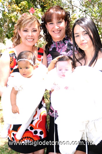 04042010 Las festejadas junto a sus mamás y madrina.