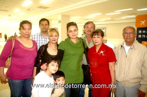 05042010 Canadá. Heysee Argelia Verdal Reyes fue despedida por sus papás, tíos, primos y familia Reyes.