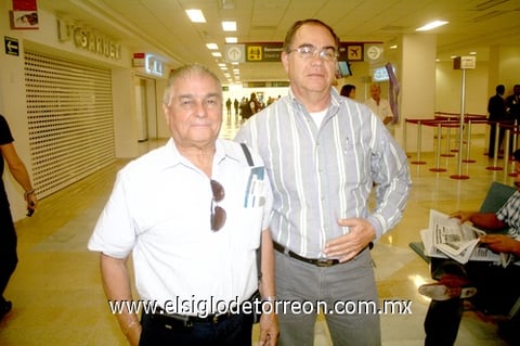 05042010 México. Luis Carlos es despedido por su hermano Jaime.