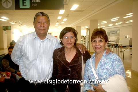 05042010 Buen viaje. Benjamín González despidió a María Elena Carrillo e Irma Leticia González Campos.