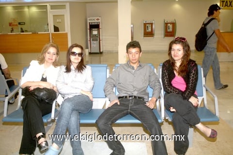 03042010 México. Jimena y Mafer despidieron a Emanuel y Laura García.
