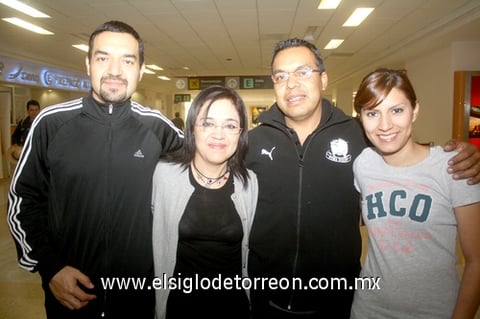 03042010 España. Hernán, Dafne y René despidieron a Sandra Medellín.