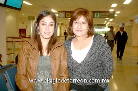 03042010 México. Lía Medrovo la despidió su tía Corina Ramírez.